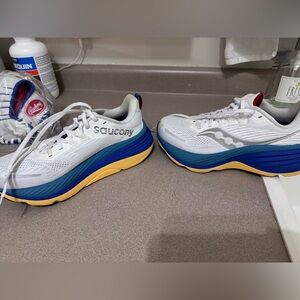 Women saucony shoes 7.5
